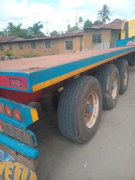 A picture of Flatbed trailer super single NI ROR MIL 15 TU BEBA
