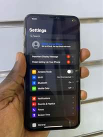 A picture of iPhone X 64gb faceid working battery 100 no cracks 630k