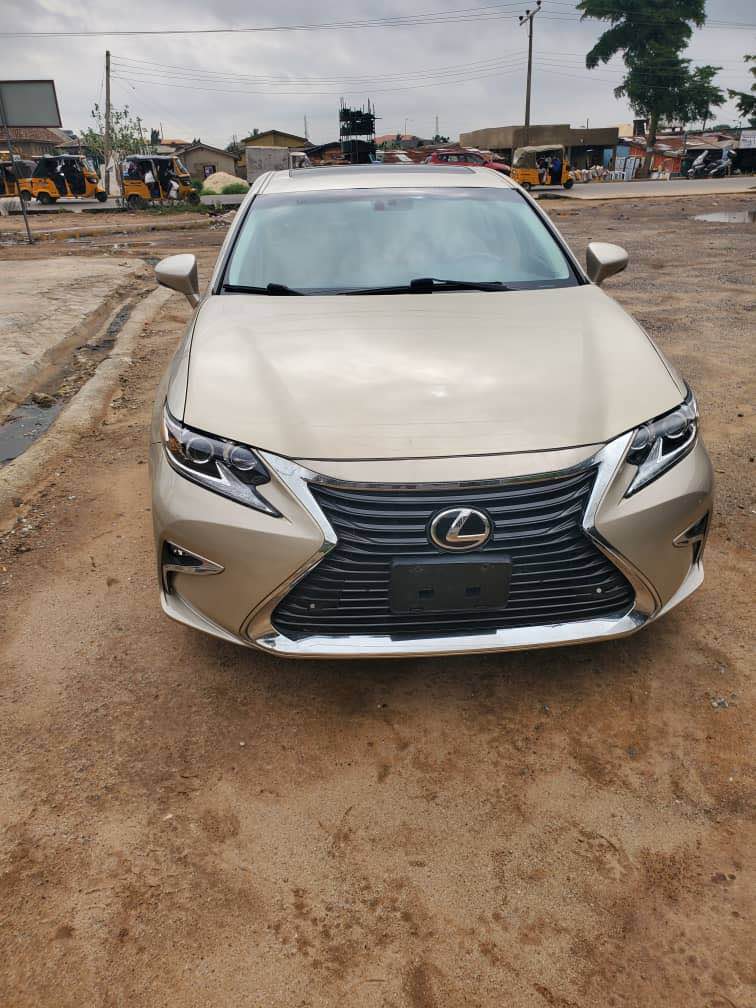 A picture of Toks 2013 2014 Lexus Es350 going for 24m very neat