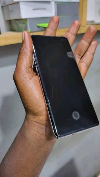 A picture of Quick deal Samsung S10 plus at 350k slight crack other