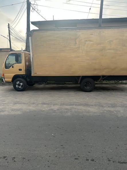 A picture of Neatly Used Isusu Truck