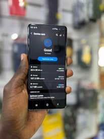 A picture of Samsung S10 128gb 8gb ram 650k WhatsApp or call 0759979422
