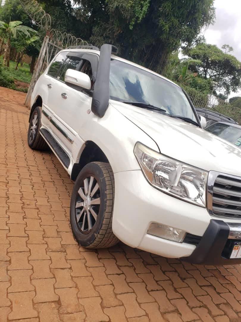 A picture of 2010 Toyota land cruiser v8