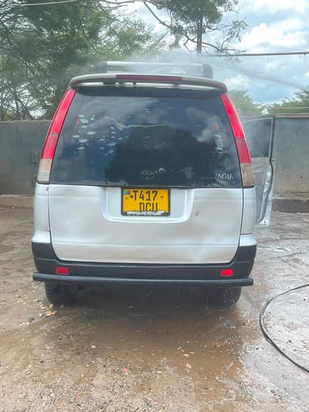 A picture of Toyota Noah sr40 for sale BEI 7 8M0753322015
