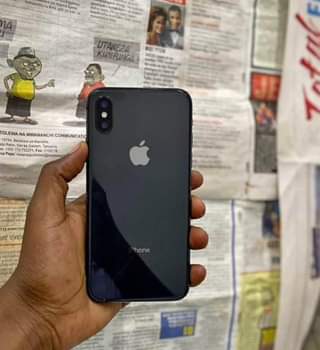 A picture of iPhone X gb64 battery 100 imenyooka no 0698453390