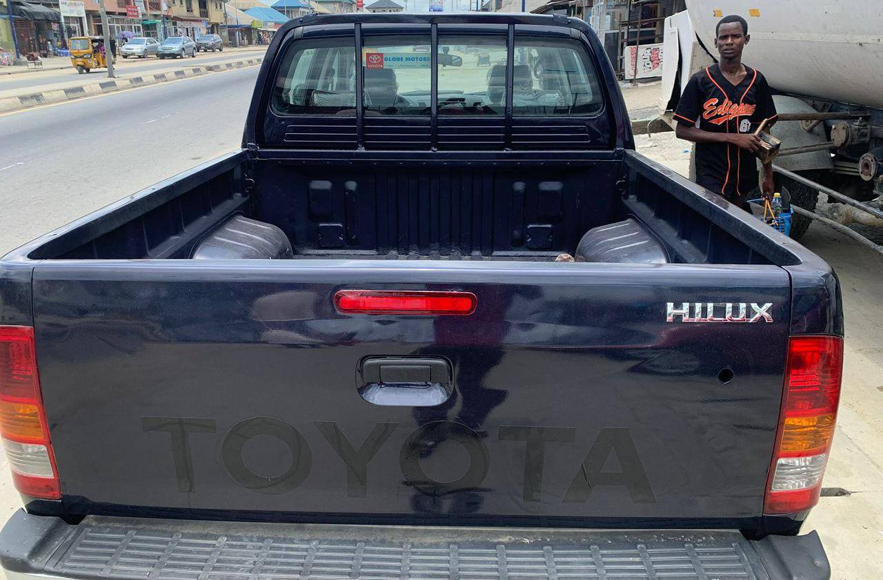 A picture of Toyota Hilux 2008 model with active auxiliary gear first body