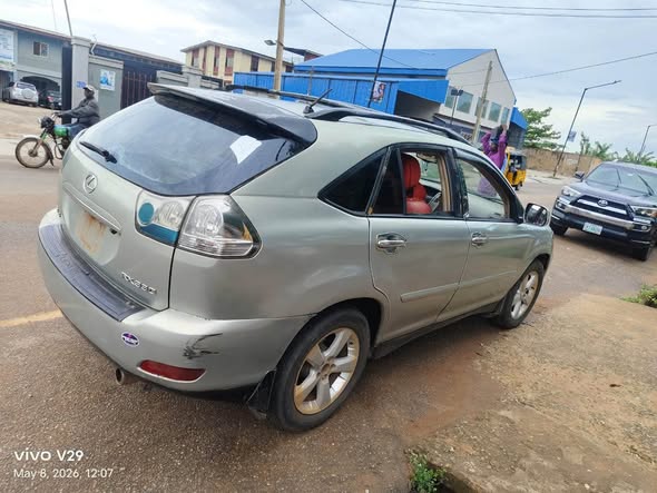 A picture of AWOOF DEAL LEXUS RX330 2005 Sharp and clean buy travel