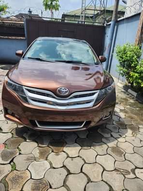 A picture of 2011 MODEL Toyota venza Panoramic roof Engine Gear super sharp