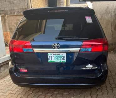 A picture of Toyota sienna 2005