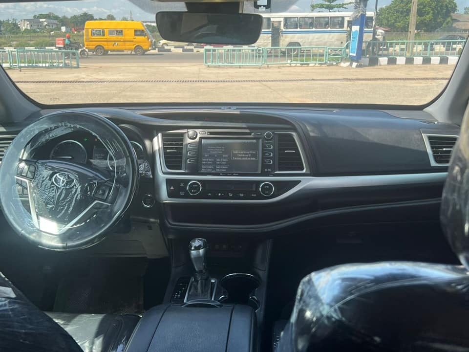 A picture of 2019 TOYOTA HIGHLANDER XLE toks full option sparkling clean and