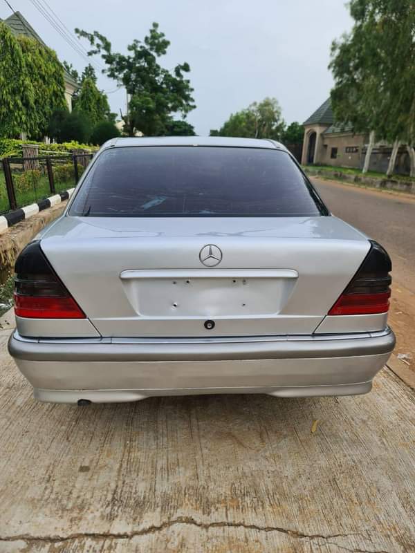 A picture of Neatly Used Mercedez Benz C200 Price 2 850mil Engine Gear