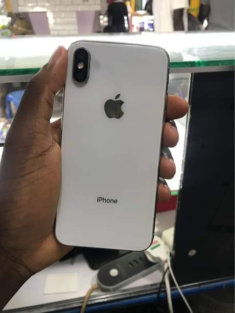 A picture of iPhone X at 290k Faulty cameras