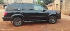 A picture of Toyota sequoia 2004