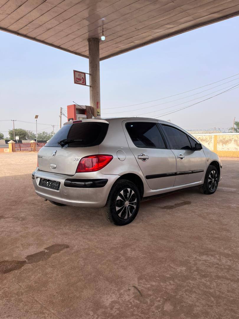 A picture of Super clean 307 manual drive in mint condition everything working