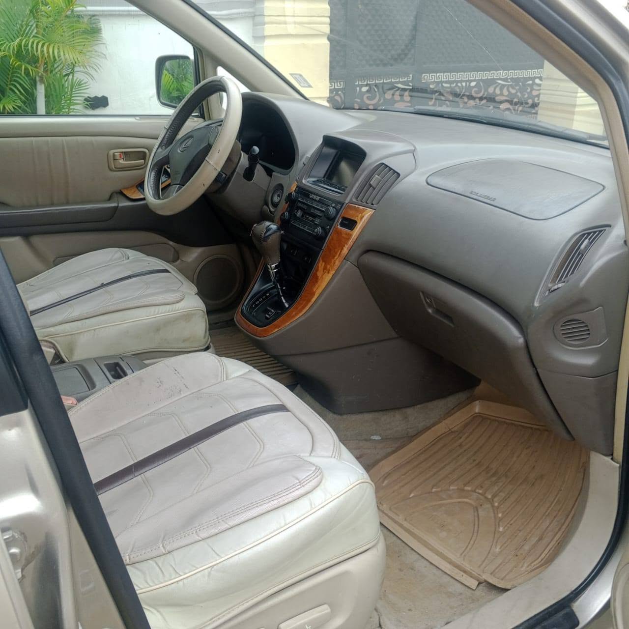 A picture of Neatly used 2000 Lexus Rx 300 for sale