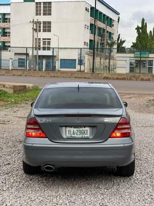 A picture of EXTREMELY CLEAN USED MERCEDES BENZ C230 2006 MODEL PRICE 4