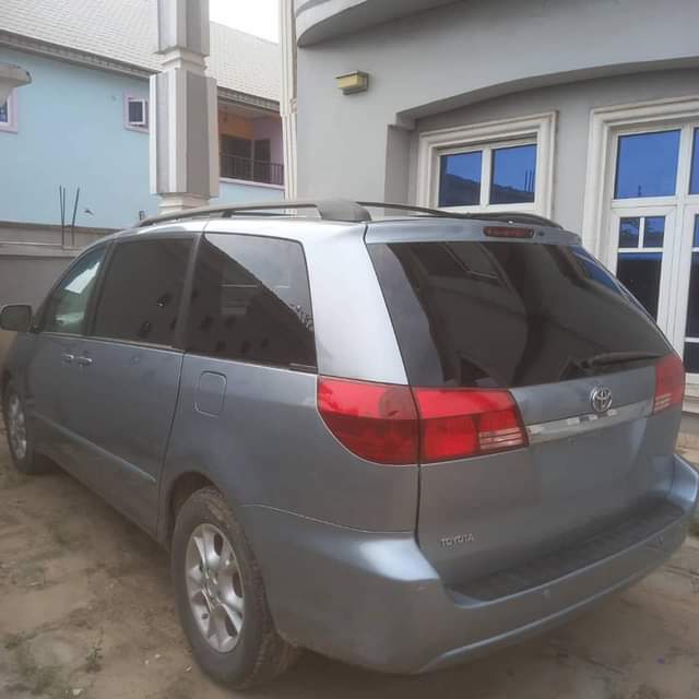 A picture of Toyota sienna 2005