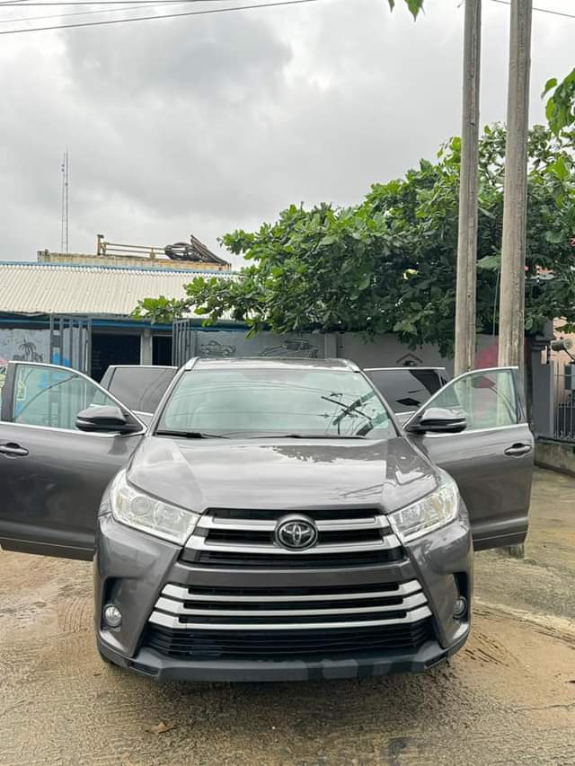 A picture of 2018 Toyota Highlander XLE Full Option Direct Foreign Used Key