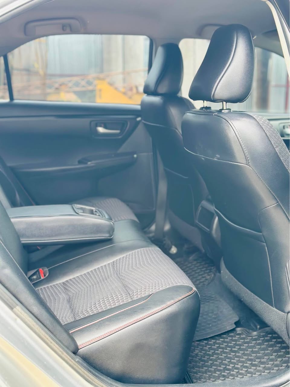 A picture of TOYOTA CAMRY SE 2015