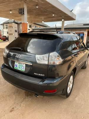 A picture of Lexus Rx330 black