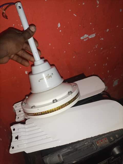 A picture of Feni ya juu na kuna ya ukutani.