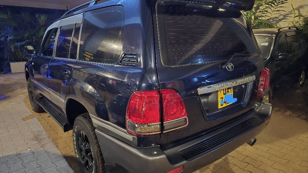 A picture of Toyota land cruiser V8