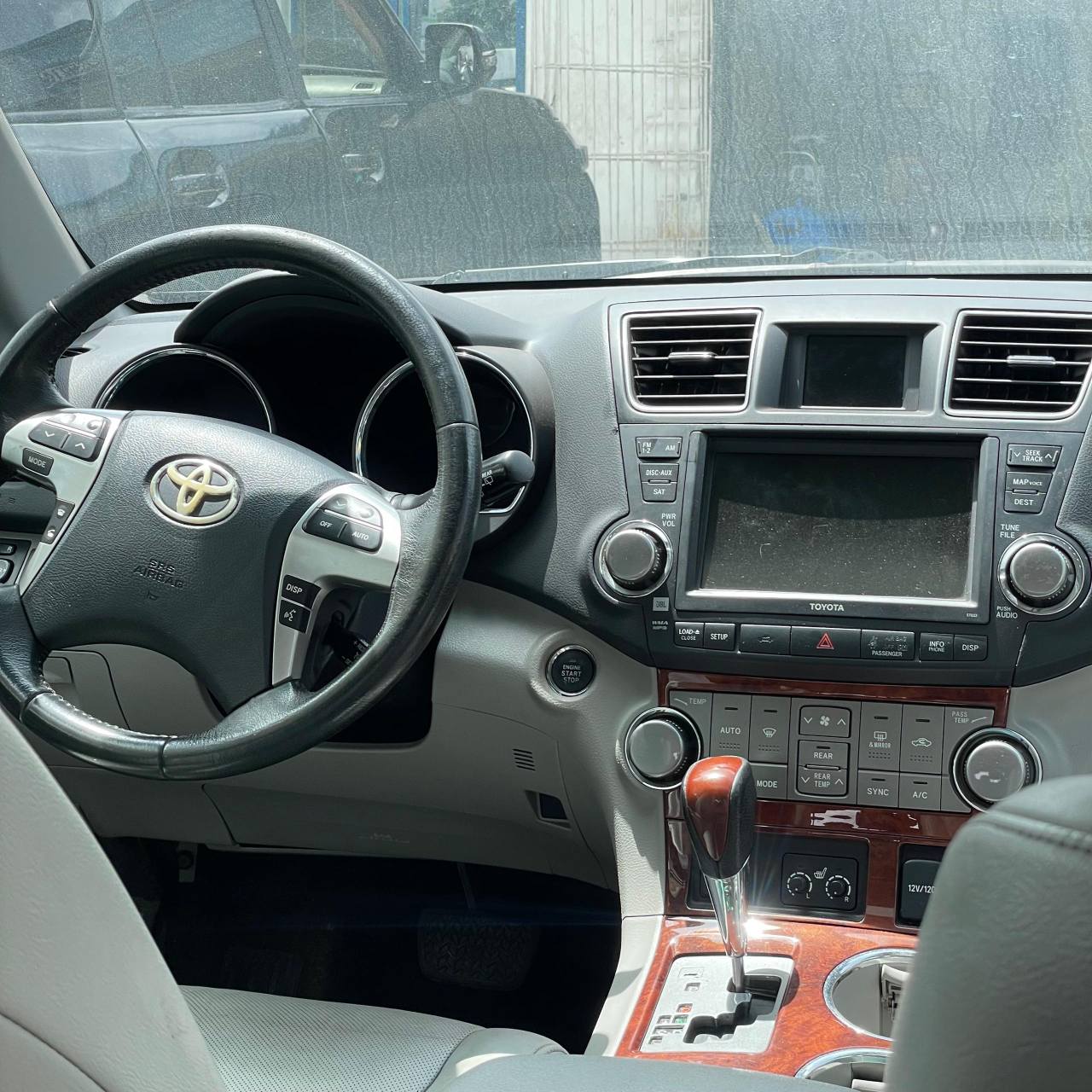 A picture of Toyota Highlander black