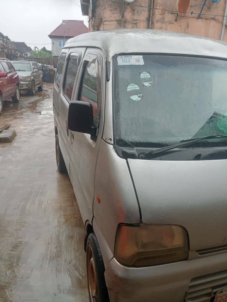 A picture of Suzuki mini bus korope