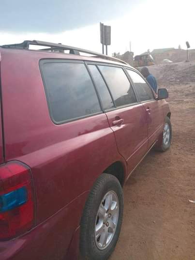 A picture of 2003 TOYOTA HIGHLANDER TOYOTA