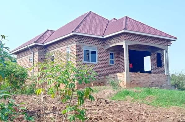 A picture of Deal deal house for sale in bujjuko wa.me 256756009912 just