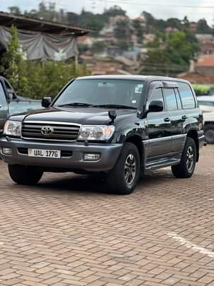 A picture of TOYOTA LAND CRUISER V8 VX 2004 MODEL PETROL