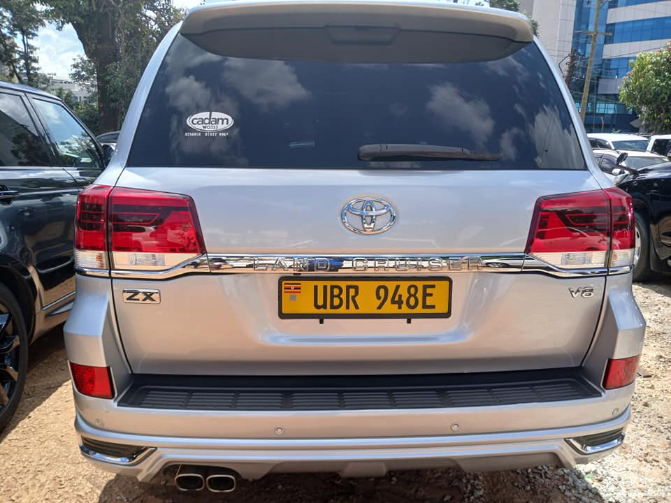 A picture of Land cruiser 2018