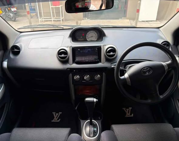 A picture of TOYOTA IST