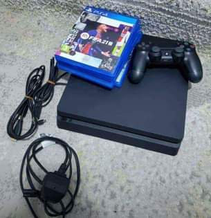A picture of PS4 FULL SET SLIGHTLY USED VERY AFFORDABLE