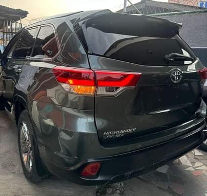 A picture of 2014 Toyota Highlander LIMITED registered thumbstart 3 rows of seats