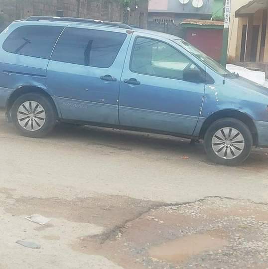 A picture of 2002 Toyota Sienna CE