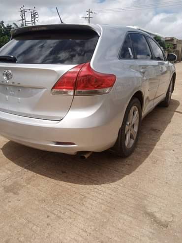 A picture of Belgium standard Venza 2010 model V6 Engine with sound Engine