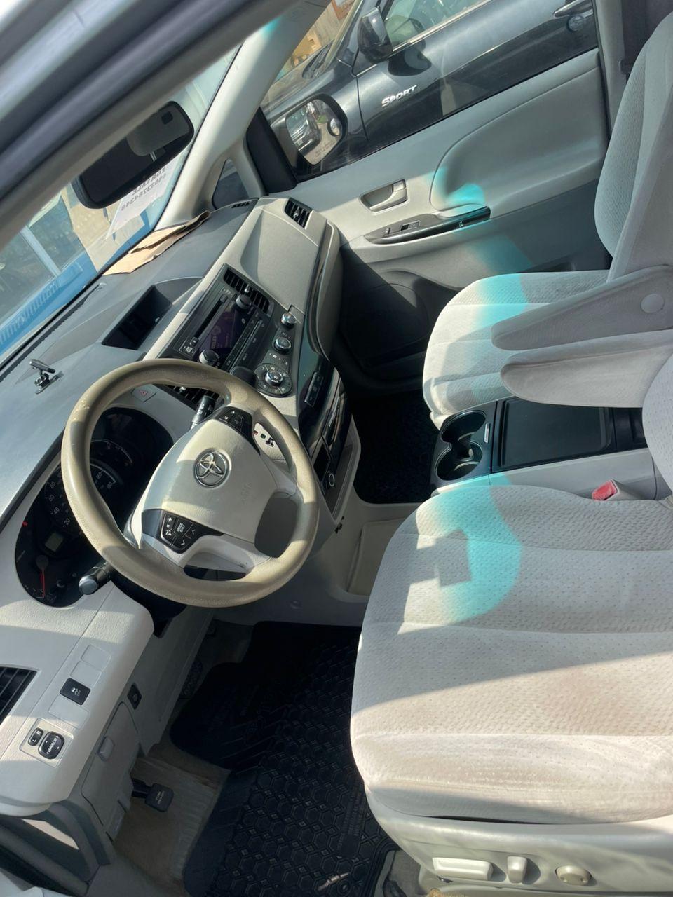 A picture of Toyota Sienna 2012