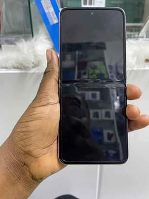 A picture of Samsung z flip 3 5G