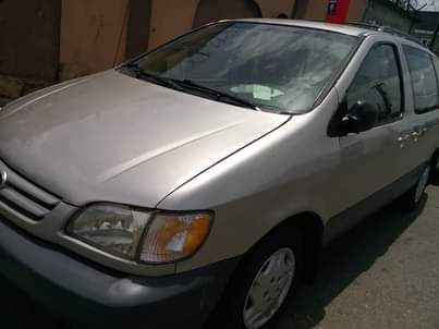 A picture of Toyota Sienna 03