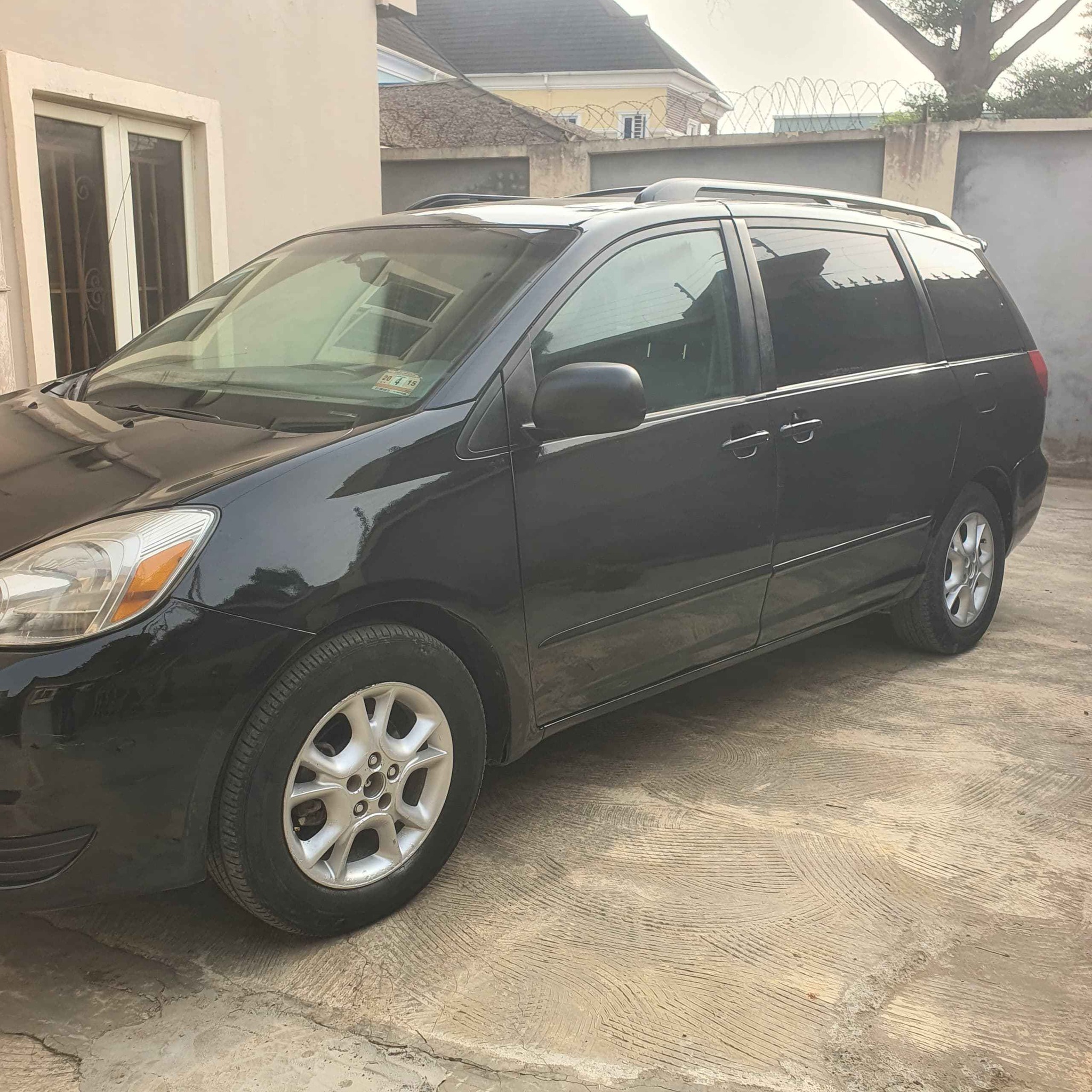 A picture of 2005 Toyota sienna