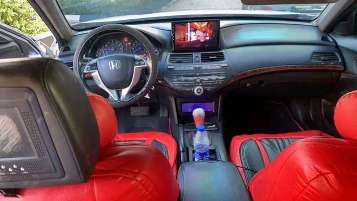 A picture of Very clean and sound Honda Crustour Full option With back