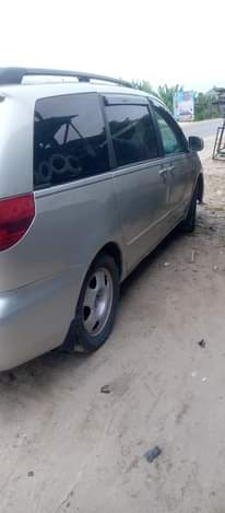 A picture of Toyota Sienna 2005 model