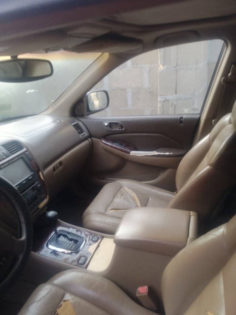 A picture of 2005 Accura suv