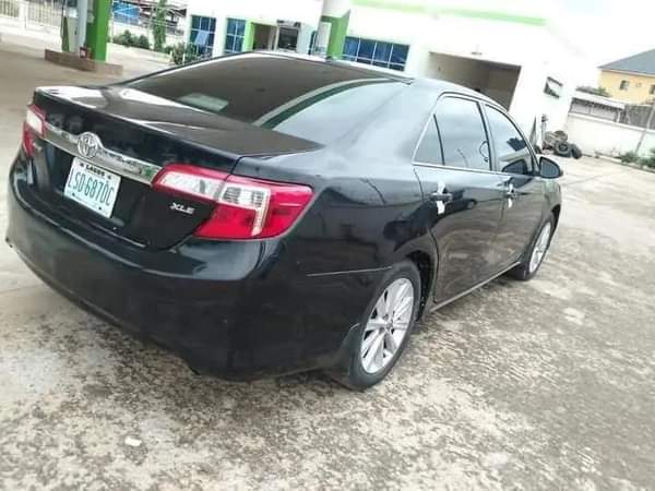 A picture of Belgium standard Toyota Camry 2014 model first body untempered engine