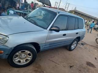 A picture of Used 99 Toyota RAV4