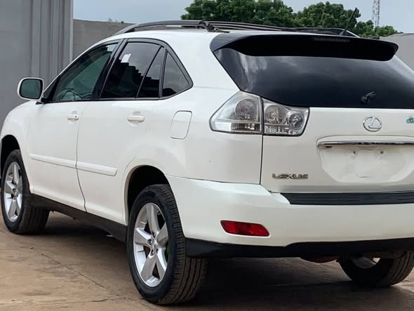 A picture of Lexus RX330 07