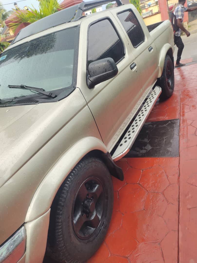 A picture of Nissan frontier with Chilling AC for sale