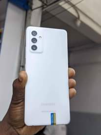 A picture of Galaxy A82