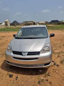 A picture of Toyota Sienna 2004 model